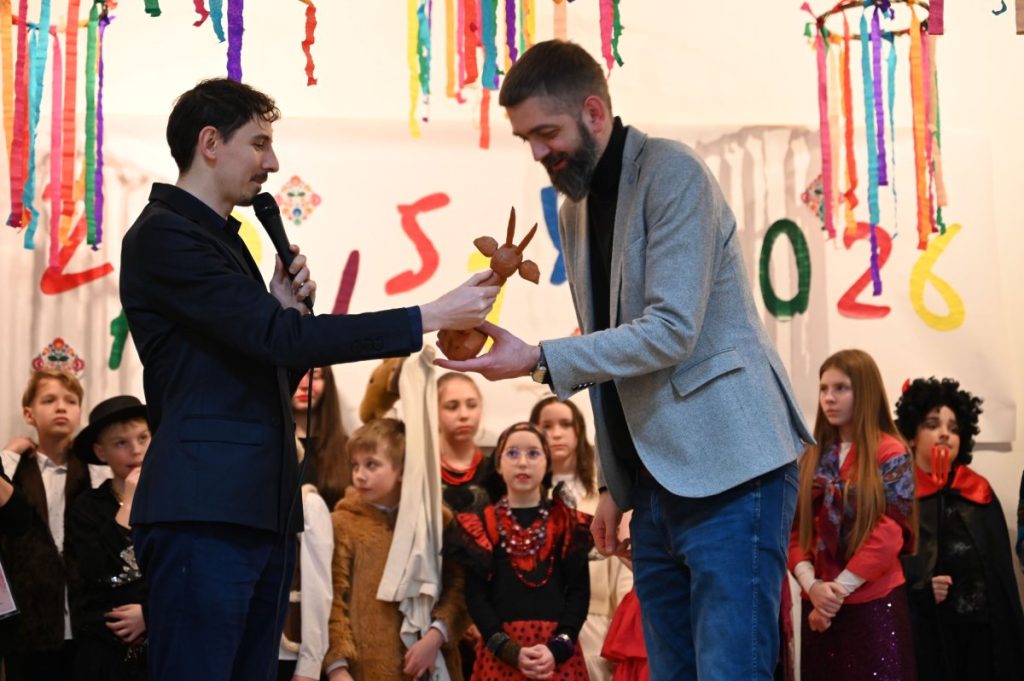 Burmistrz Mogilna Karol Nawrot otrzymał również drewnianą rzeźbę głowy kozy, wykonaną przez mogileńskiego artystę Stanisława Panfila