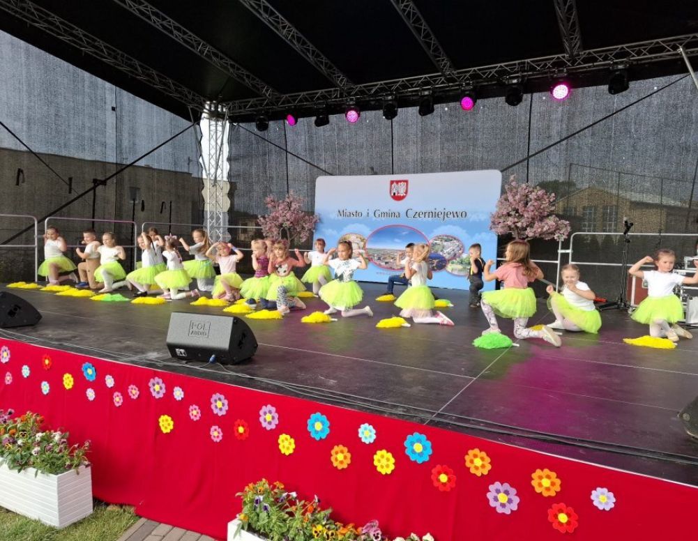 Na scenie powstała Twórcza Przestrzeń, w której swoje talenty prezentowały m.in. dzieci z gminnych placówek oświatowych.